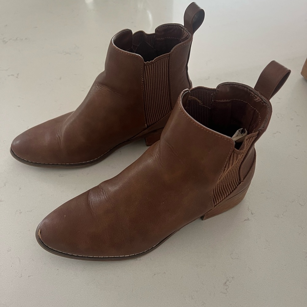 Women’s brown Chelsea boots